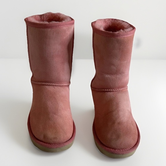 Ugg Blossom Pink Classic Short II, Size 7. In good preowned condition. - Picture 4 of 13